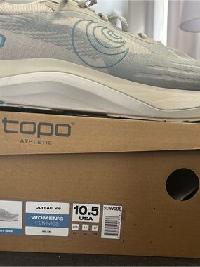 Topo Women's Ultrafly 6 Running Shoe - Light Gray with Sky Accents